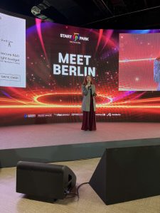 Alevtina Evgrafova (RESEARCHPRENEURS) on the stage of Boom-up festival in Incheon Startup Park